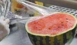 网红吃瓜馋坏大妈,一场美食与话题的碰撞