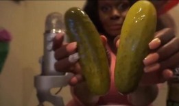 网红吃瓜馋坏大妈,一场美食与话题的碰撞