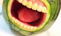 网红吃瓜馋坏大妈,一场美食与话题的碰撞